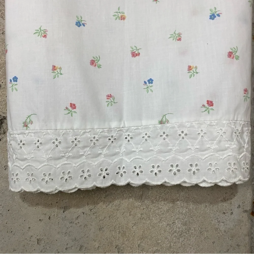 Vintage sears white ditzy Floral lace eyelet standard pillow case pair
